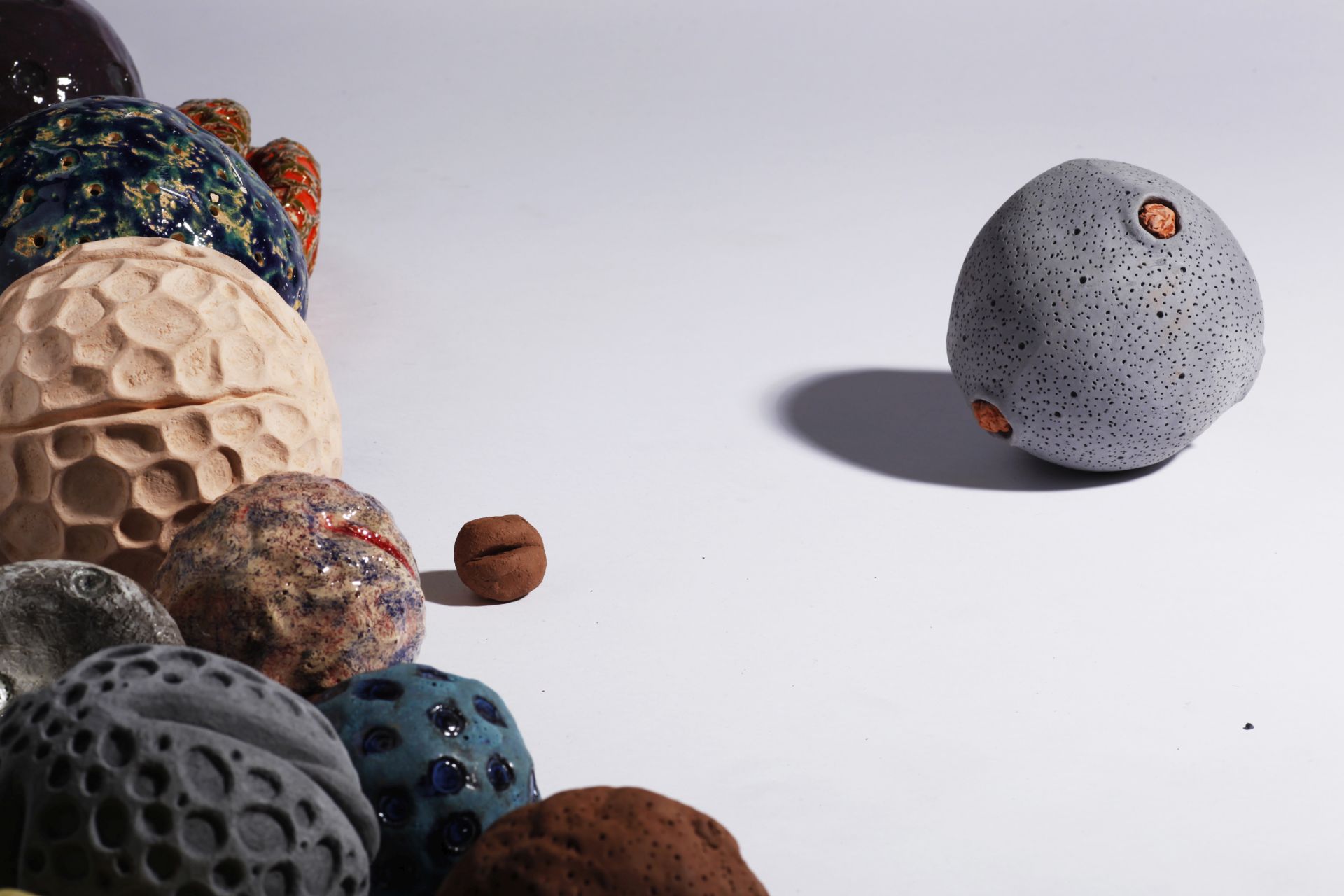 Pollen / 5-35cm Ø / Serie aus 60 Keramikobjekten / seit 2019